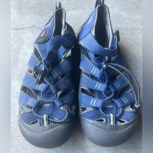 Keen Big Kids' Newport H2 sandals size 5